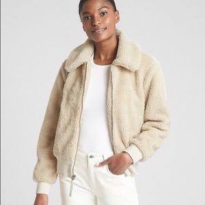 IN STYLE‼️‼️ WHITE TEDDY CROPPED JACKET